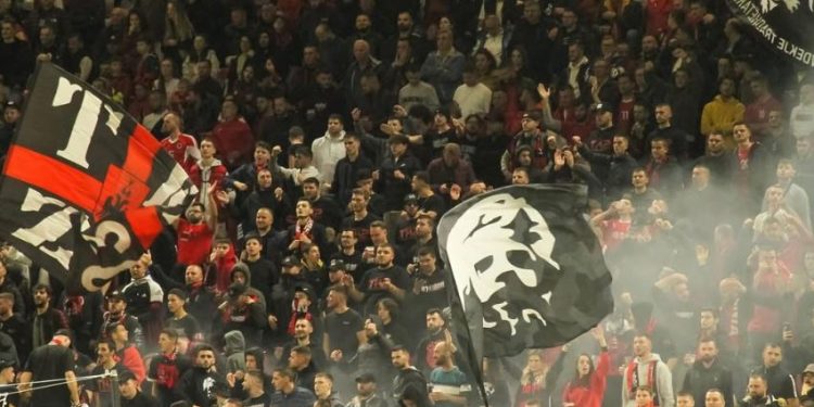 Kënga “Mora Fjalë” e ndaluar të këndohet në stadiume? Reagimi i “Tifozëve Kuq e Zi”: Askush nuk na imponon dot asgjë!