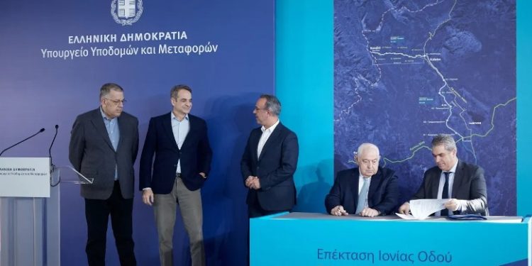 Mitsotakis firmos kontratën për autostradën Janinë-Kakavijë: Mbështesim integrimin e Shqipërisë, por me një kusht