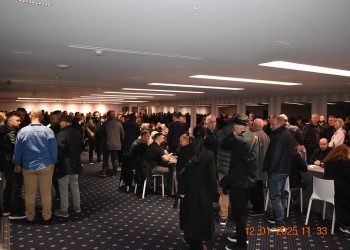 Vota e diasporës, emigrantët në Athinë mbajnë radhë për t’u regjistruar (FOTO)