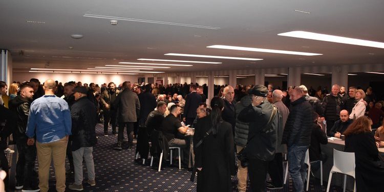 Vota e diasporës, emigrantët në Athinë mbajnë radhë për t’u regjistruar (FOTO)