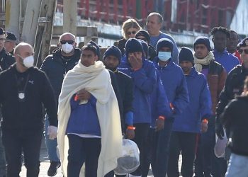 Me qese të mbushura me rroba, zbresin nga anija italiane 49 emigrantët që do të akomodohen në kampin e Gjadrit