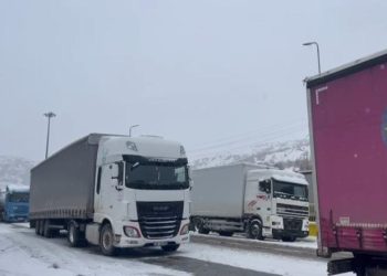 Kapshticë, pala greke lejon kalimin e kamionëve dhe autobusëve