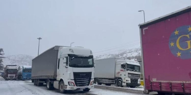 Kapshticë, pala greke lejon kalimin e kamionëve dhe autobusëve