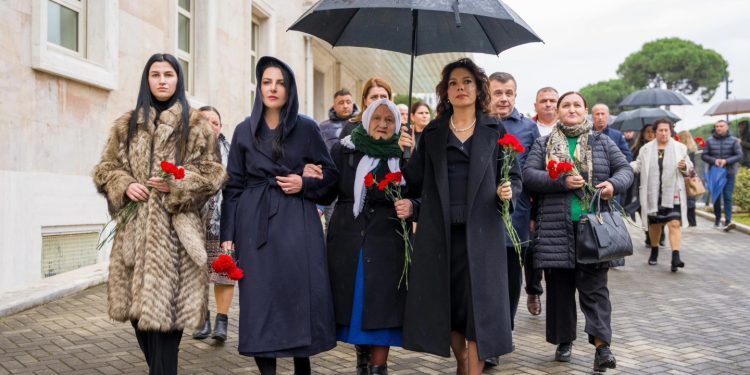 Homazhet për 21 Janarin, mungon Rama