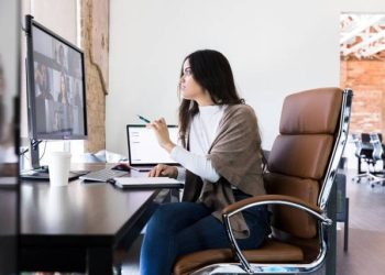 Mjekja: Dy orë ulur në karrige, baraz me një cigare