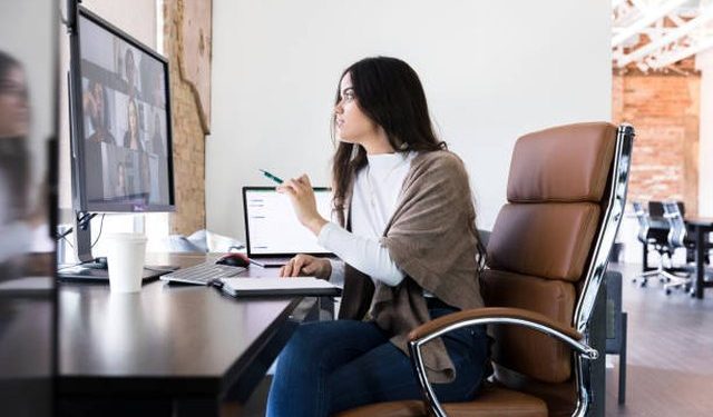 Mjekja: Dy orë ulur në karrige, baraz me një cigare