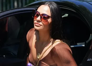 U filmua duke bërë seks me të dënuarin, dënohet me 15 muaj burg gardiania