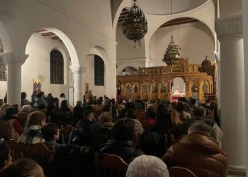 Besimtarët në Tiranë po e gdhinë me lutje për shëndetin e Janullatos