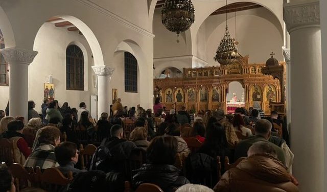 Besimtarët në Tiranë po e gdhinë me lutje për shëndetin e Janullatos