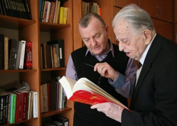 ‘Ik o bir komunisti’!, gazetari nga Gjirokastra tregon si e masakruan militantët e PD-së: Më shpëtoi Astrit Patozi!