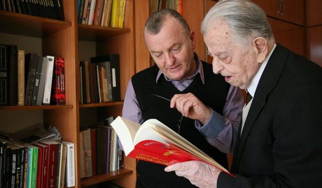 ‘Ik o bir komunisti’!, gazetari nga Gjirokastra tregon si e masakruan militantët e PD-së: Më shpëtoi Astrit Patozi!