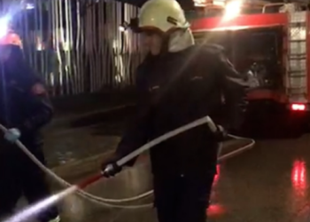 Rrjedhje gazi në shëtitoren e Gjirokastrës, zjarrfikësit e pastrojnë me autobot