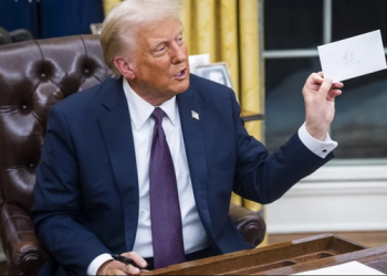 Zbulohet çfarë shkruhet në letrën “sekrete” që Biden i la Trumpit në Zyrën Ovale