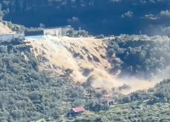 Momenti kur shembet diga e hidrocentralit në Bunec (VIDEO)