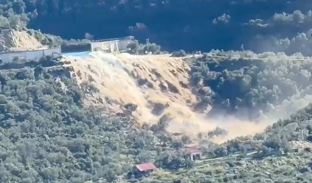 Momenti kur shembet diga e hidrocentralit në Bunec (VIDEO)