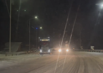 Kaos nga dëbora në Kapshticë / Pas kamionëve, pala greke bllokon edhe kalimin e autobusëve