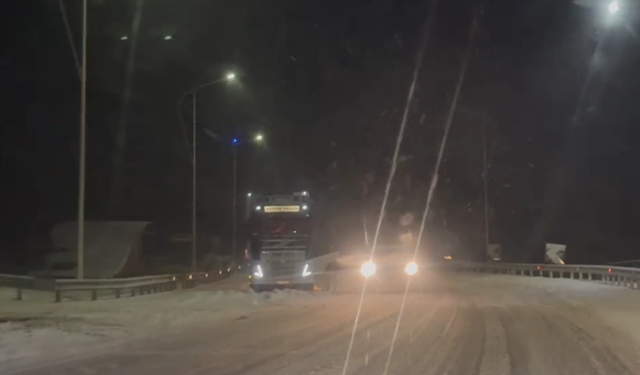 Kaos nga dëbora në Kapshticë / Pas kamionëve, pala greke bllokon edhe kalimin e autobusëve