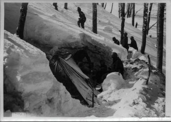 Gazetari publikon foton e 84 viteve më parë. Ushtarë italianë gjatë luftimeve me ushtrinë greke