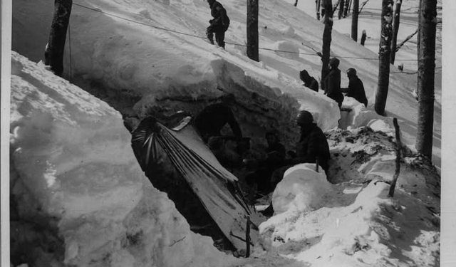 Gazetari publikon foton e 84 viteve më parë. Ushtarë italianë gjatë luftimeve me ushtrinë greke