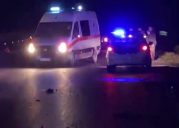 Aksident në Vlorë, një i plagosur pas përmbysjes së makinës