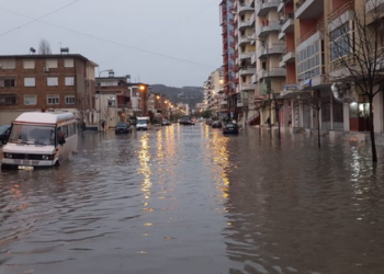 Sërish përmbytje në Vlorë, uji hyn në banesat dhe bizneset e kateve të para