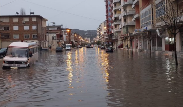 Sërish përmbytje në Vlorë, uji hyn në banesat dhe bizneset e kateve të para