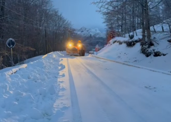 Bora deri në 50 cm / Bllokohen besimtarët te Kisha e Laçit!