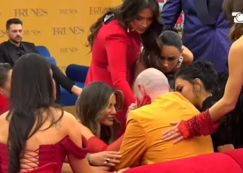 Për famë dhe klikime, mund të bëhesh edhe gay…