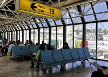 Skandali, deputeti vidhte valixhe në aeroporte dhe i shiste në internet