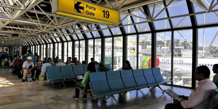 Skandali, deputeti vidhte valixhe në aeroporte dhe i shiste në internet