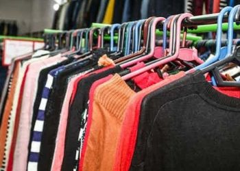 Pse shqiptarët blejnë rroba të përdorura? – Në vitin 2024 shënoi rritje importi i veshjeve të dorës së dytë