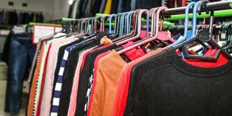 Pse shqiptarët blejnë rroba të përdorura? – Në vitin 2024 shënoi rritje importi i veshjeve të dorës së dytë
