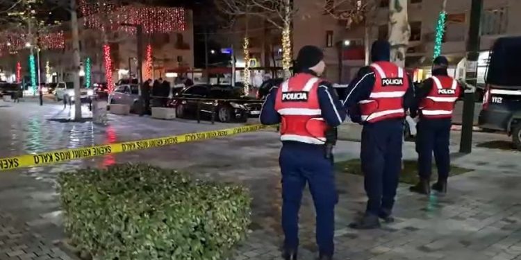 Kris arma në mes të bulevardit në Vlorë