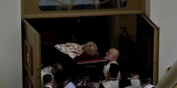 Kryepeshkopi përcillet në banesën e fundit, trupi i tij do të prehet në Kriptën e Katedrales