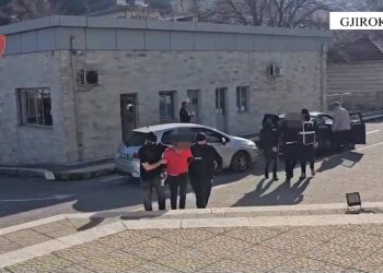 2 mijë euro për të fshirë fotot intime, kërcënohet gruaja në Gjirokastër, dy të arrestuar (Emrat)