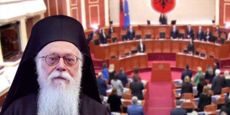 Parlamenti mban një minutë heshtje për kryepeshkopin Anastas