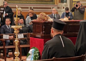 U mbajt në Athinë mesha për Kryepeshkopin Janullatos, i pranishëm edhe Mitsotakis (FOTO)