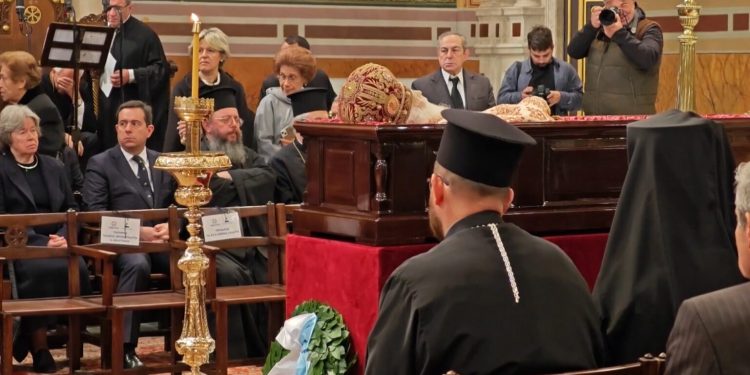 U mbajt në Athinë mesha për Kryepeshkopin Janullatos, i pranishëm edhe Mitsotakis (FOTO)