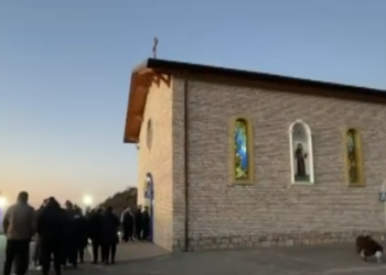 Dita e parë e 2025, besimtarët shkojnë te Kisha e Laçit (VIDEO)