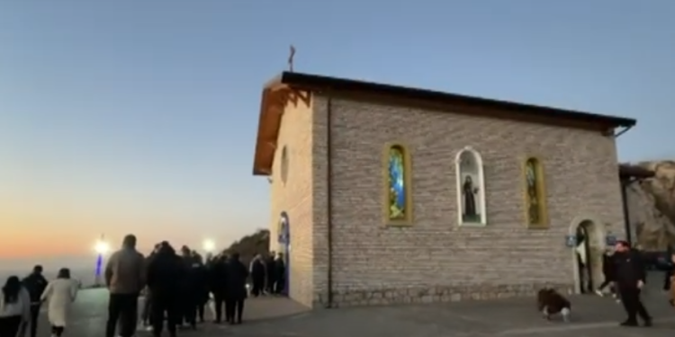 Dita e parë e 2025, besimtarët shkojnë te Kisha e Laçit (VIDEO)