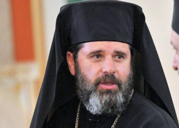 Pasuesi i mundshëm i Janullatos në krye të kishës shqiptare, kush është At Joan Pelushi