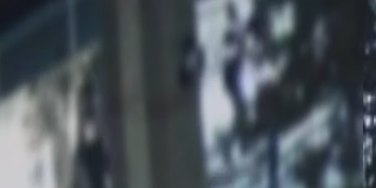 Si ndodhi sherri i dhunshëm në Sarandë me përfshirjen e 4 policëve, dalin pamjet (VIDEO)