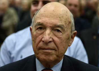 Simitis, ish-kryeministri grek që legalizoi emigrantët shqiptarë