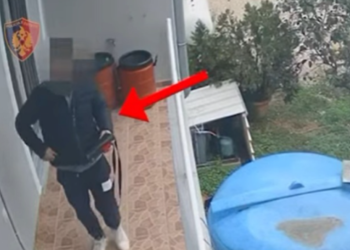 Shihni si vidhet çanta me 6 mijë euro brenda një hoteli në Ksamil (VIDEO)