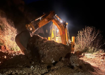 Masivi shkëmbor në aksin Ura e Dragotit- Këlcyrë, po punohet për zhbllokimin e rrugës (FOTO)