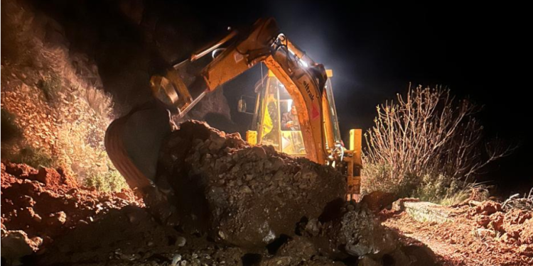 Masivi shkëmbor në aksin Ura e Dragotit- Këlcyrë, po punohet për zhbllokimin e rrugës (FOTO)