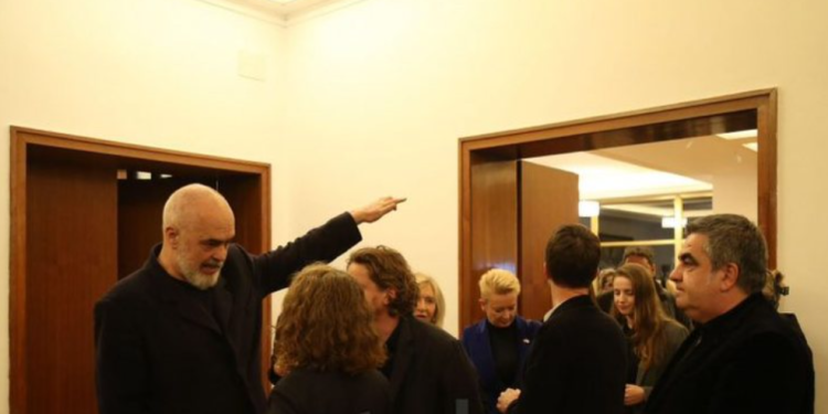 Rama: Shtëpinë e pritjes në Gjirokastër do ta bëjmë shtëpi për shkrimtarët