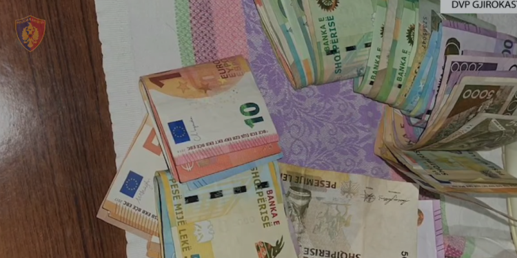 12 të arrestuar në Gjirokastër, shihni ku fshihej droga e ndarë në doza dhe tufat me para (VIDEO)