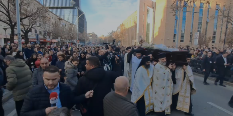 Kryepeshkopi Anastas mbërrin në Tiranë, nisin meshat në katedralen “Ringjallja e Krishtit” (VIDEO)