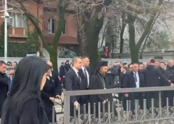 Incident kur Mitsotakis mbërriti në Tiranë, qytetarët: Rroftë Çamëria, poshtë Beleri!